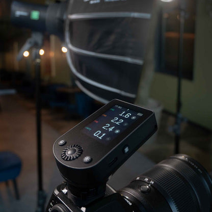 Émetteur Elinchrom Transmitter Pro X sur un appareil photo en studio, flash Elinchrom et softbox en arrière-plan