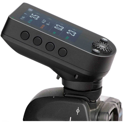 Émetteur Elinchrom Transmitter Pro X de trois quarts sur la griffe d'un boîtier, boutons de groupe et molette
