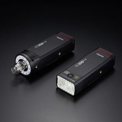 Deux flashs portables Godox AD200Pro II, l'un avec la tête ampoule nue H200J II, l'autre avec la tête speedlite H200 II