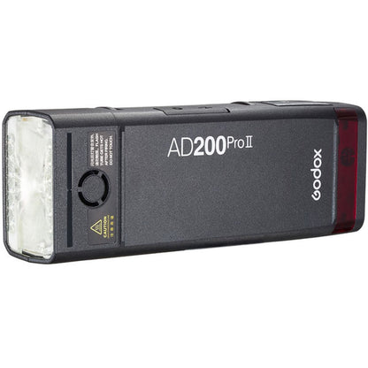 Flash portable Godox AD200Pro II de trois quarts avec la tête speedlite H200 II montée