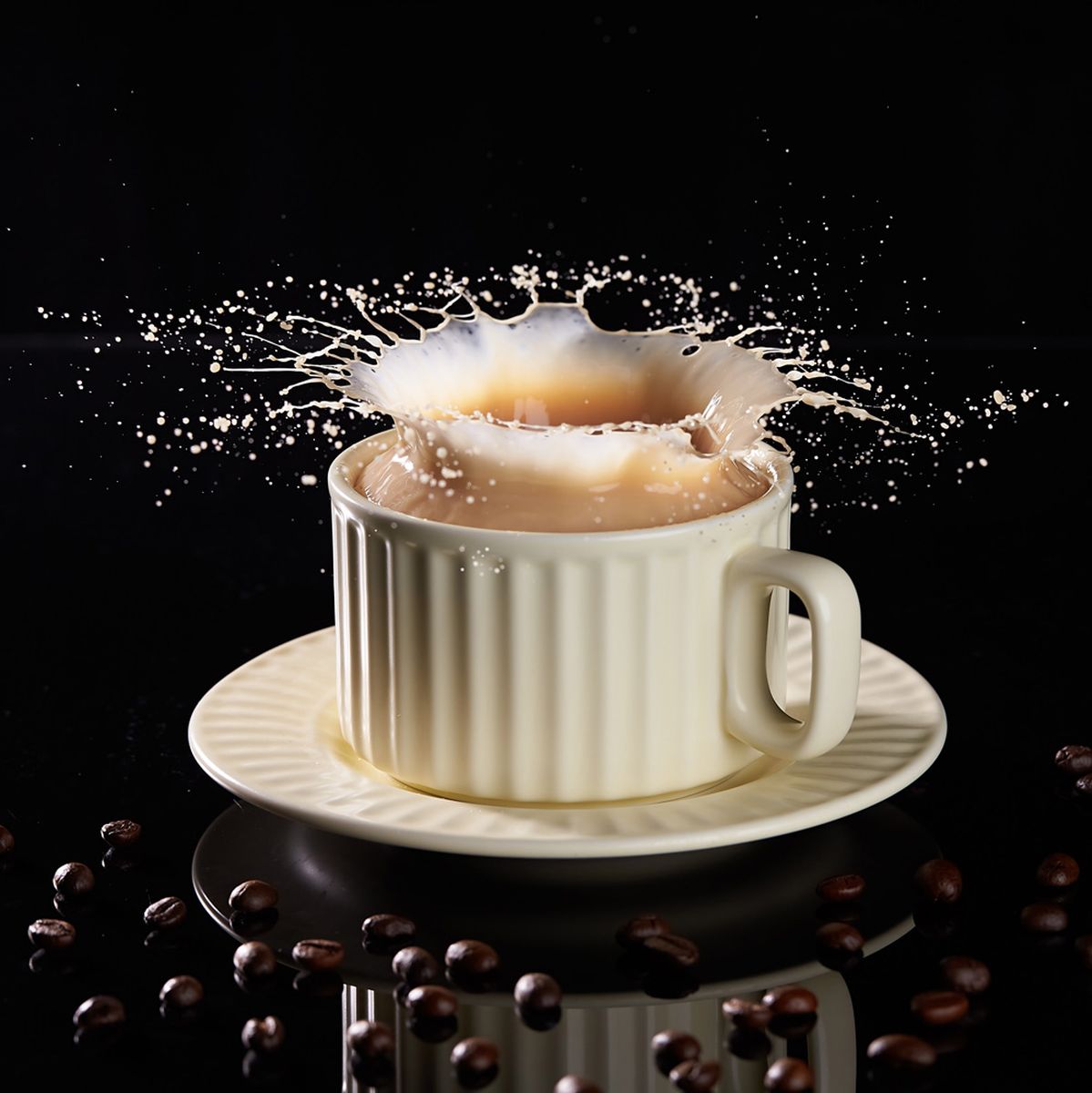 Exemple de photo d'une tasse de café éclaboussée sur fond noir, visuel de présentation du Godox AD300Pro II