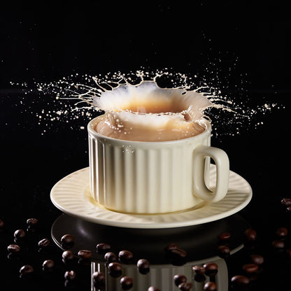 Exemple de photo d'une tasse de café éclaboussée sur fond noir, visuel de présentation du Godox AD300Pro II