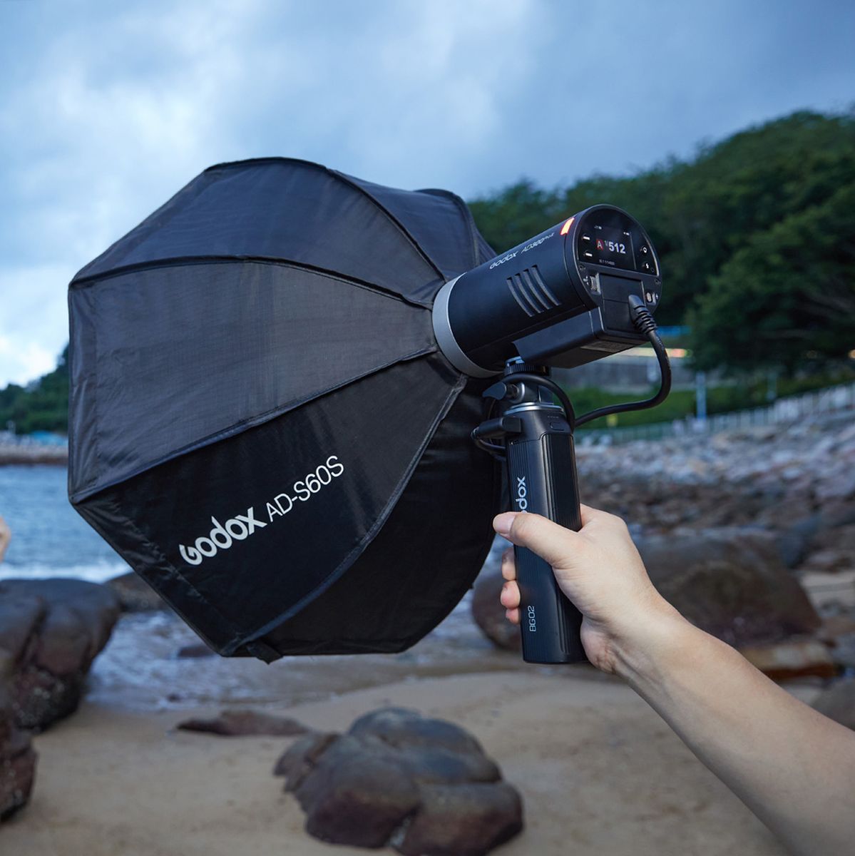 Flash portable Godox AD300Pro II équipé d'une softbox octogonale AD-S60S et tenu à la poignée