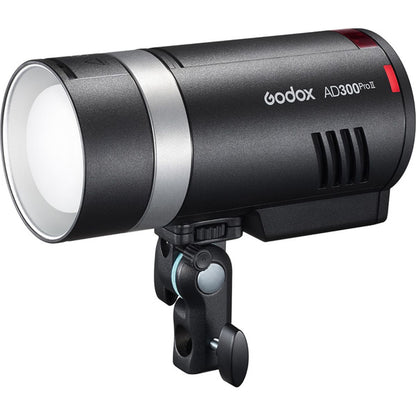 Flash portable Godox AD300Pro II de trois quarts avant avec réflecteur et étrier de fixation