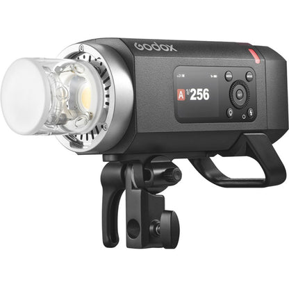 Flash portable Godox AD400Pro II avec tube éclair sous un dôme translucide et écran couleur