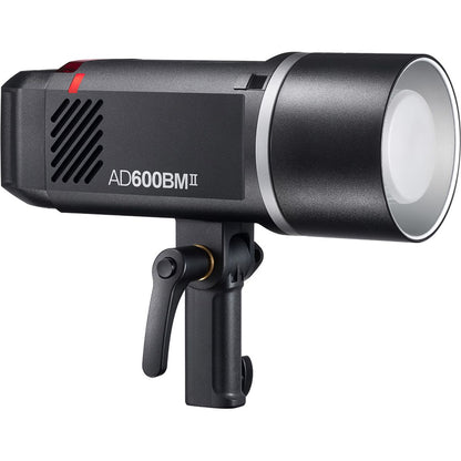 Flash portable Godox AD600BM II de profil avec réflecteur monté et poignée