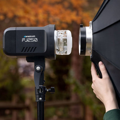 Flash Westcott FJ250 sur pied de lumière avant la pose d'une softbox