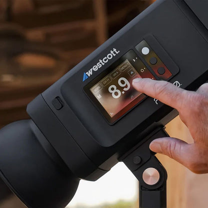 Gros plan sur l'écran OLED tactile du flash Westcott FJ800