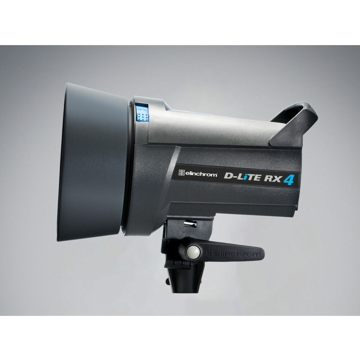 Flash studio Elinchrom D-Lite RX 4 de profil sur fond gris dégradé, avec réflecteur et étrier inclinable