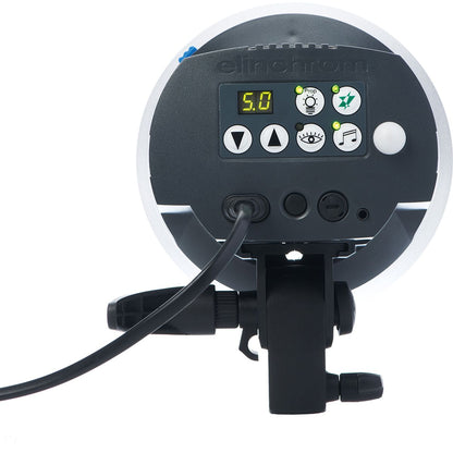 Panneau arrière du flash studio Elinchrom D-Lite RX ONE avec écran à 5.0, touches et câble secteur branché