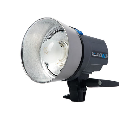 Flash studio Elinchrom D-Lite RX ONE de trois quarts avant, réflecteur argenté monté sur la lampe pilote