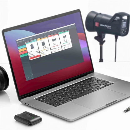 Pilotage de flashs Elinchrom depuis un logiciel sur ordinateur portable, un flash Elinchrom en arrière-plan
