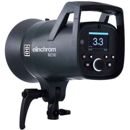 Flash studio Elinchrom ELC 500 de trois quarts arrière, écran couleur affichant 3.3 et poignée de transport