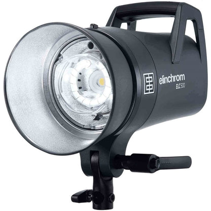 Flash studio Elinchrom ELC 500 de trois quarts avant avec réflecteur, tube éclair et lampe pilote LED allumée