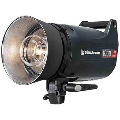 Flash studio Elinchrom ELC Pro HD 1000 de trois quarts avant avec réflecteur argenté et lampe pilote halogène