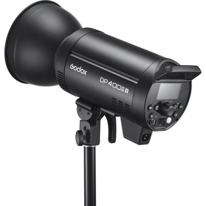 Flash studio Godox DP400III-V de trois quarts arrière avec réflecteur standard monté, sur un pied