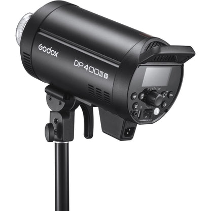 Flash studio Godox DP400III-V de trois quarts arrière sur un pied, écran LCD et poignée