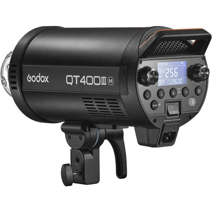 Flash studio Godox QT400IIIM de trois quarts arrière avec écran LCD allumé et molettes