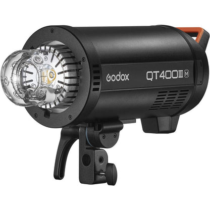 Flash studio Godox QT400IIIM de trois quarts avant gauche sur son étrier réglable