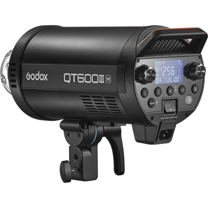 Flash studio Godox QT600IIIM de trois quarts arrière avec écran LCD allumé et molettes