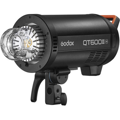 Flash studio Godox QT600IIIM de trois quarts avant gauche sur son étrier réglable