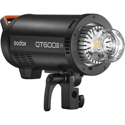 Flash studio Godox QT600IIIM de trois quarts avant avec dôme de protection en verre et poignée orange