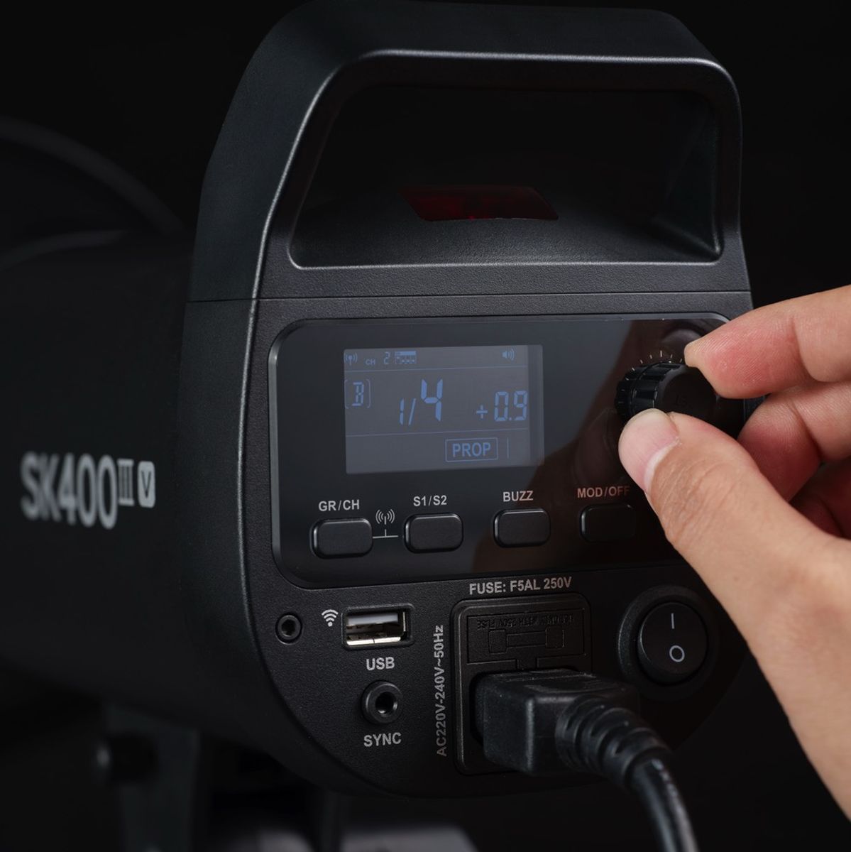 Réglage de la puissance à la molette sur l'écran LCD du flash studio Godox SK400III-V, câble secteur branché