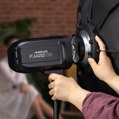 Montage d'une softbox sur la monture Bowens du flash Westcott FJ400 SE en studio