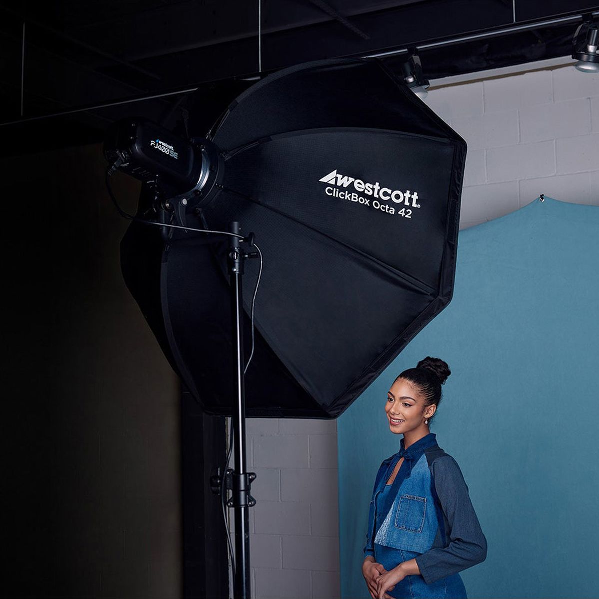 Flash Westcott FJ400 SE dans une softbox octogonale pour un portrait en studio