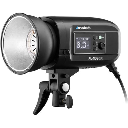Flash de studio Westcott FJ400 SE vu de trois quarts avec écran LCD et cordon secteur