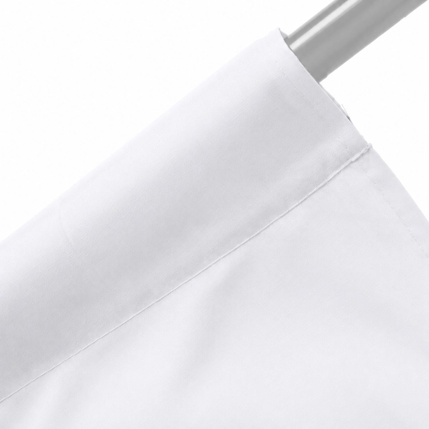 Fond tissu blanc tendu sur barre avec ourlet#couleur_blanc