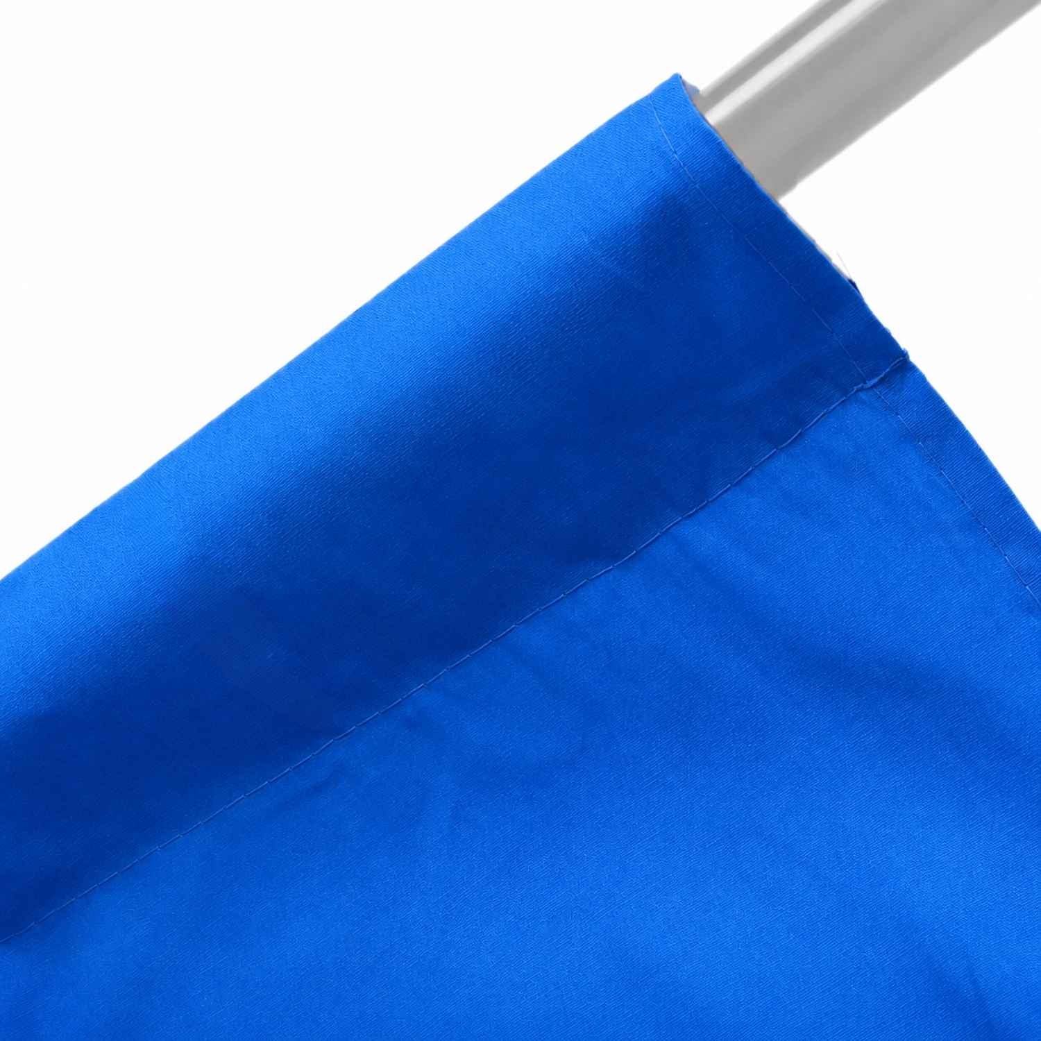 Fond tissu bleu tendu sur barre avec ourlet