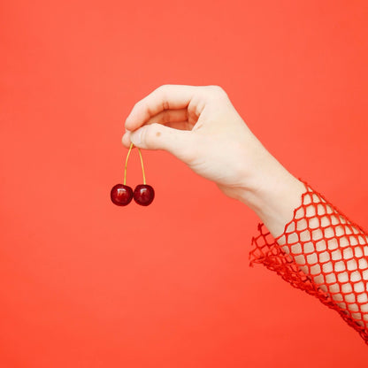 Cerise main fond orange