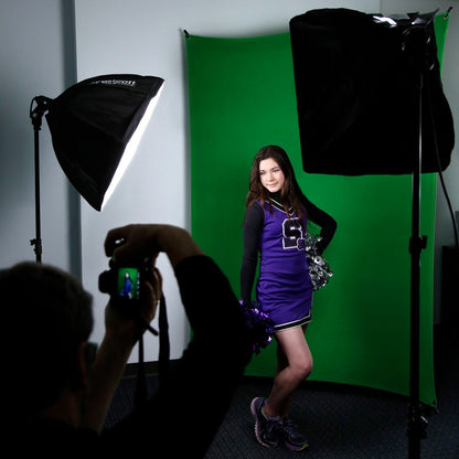 Fond Photo Anti-Froissage Westcott X-Drop 1,5 x 2,1 m, coloris vert chroma key, séance photo en studio devant le fond vert 