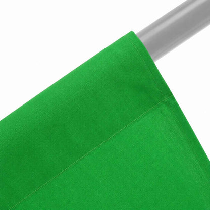 Tissu vert tendu avec ourlet sur barre