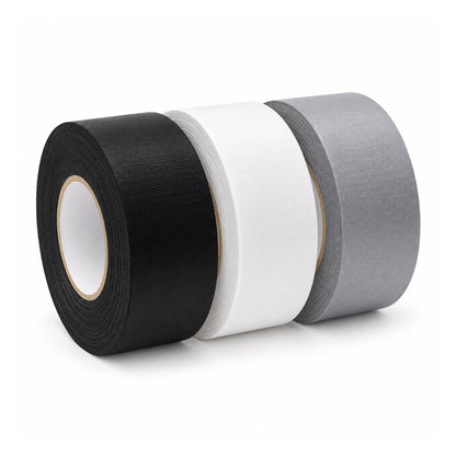 Trois rouleaux de gaffer tape Falcon Eyes alignés, en noir, blanc et gris