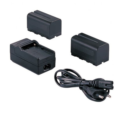 Kit Falcon Eyes : deux batteries NP-F750, chargeur SP-CHG et cordon secteur posés côte à côte