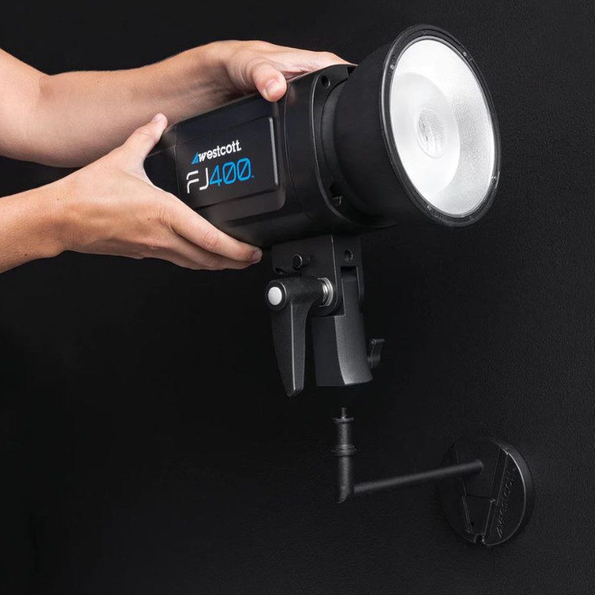 Flash Westcott FJ400 posé sur le bras mural Float fixé au mur