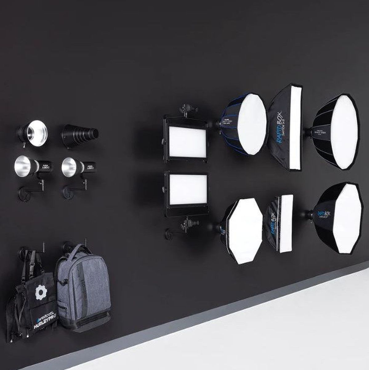 Mur de studio équipé du système Westcott Float avec lumières et softbox rangées