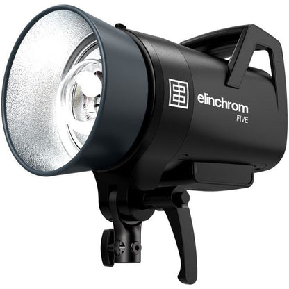 Flash portable Elinchrom FIVE de trois quarts avant gauche, réflecteur 16 cm, poignée et batterie en place