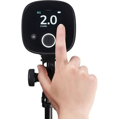 Écran tactile arrière du flash portable Elinchrom ONE affichant 2.0, un doigt appuyé sur l'écran