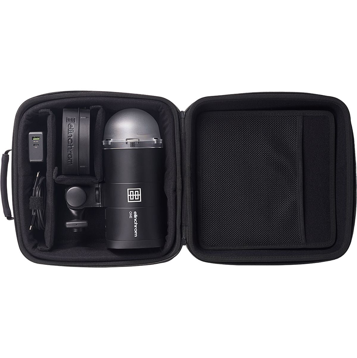 Étui ouvert du kit flash portable Elinchrom ONE rangeant le flash, l'OCF Adapter, le chargeur et le câble