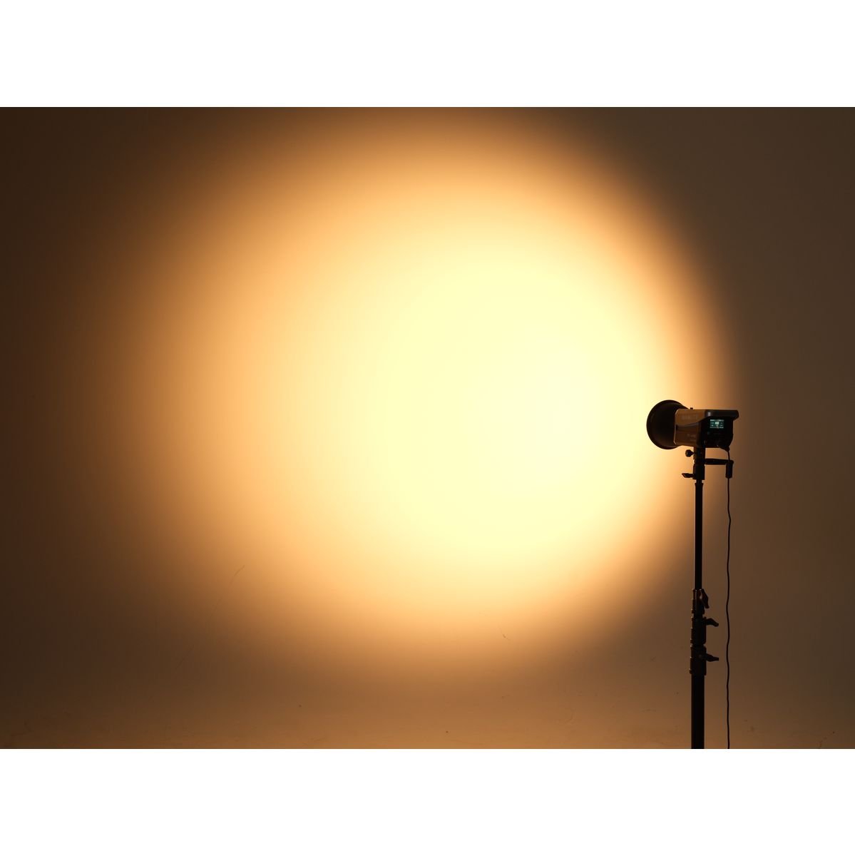 Lampe LED Nanlite FC-120C RGB, monture FM-Mount et adaptateur Bowens