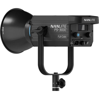 Lampe LED Nanlite FS-300C RGB de trois quarts avec son réflecteur