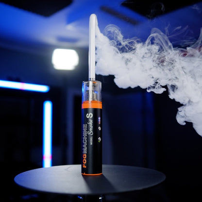 Machine à fumée Lensgo Smoke S en fonctionnement sur un plateau éclairé en bleu