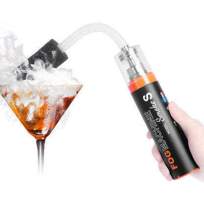 Machine à fumée Lensgo Smoke S tenue en main, fumée dirigée par le tube courbé