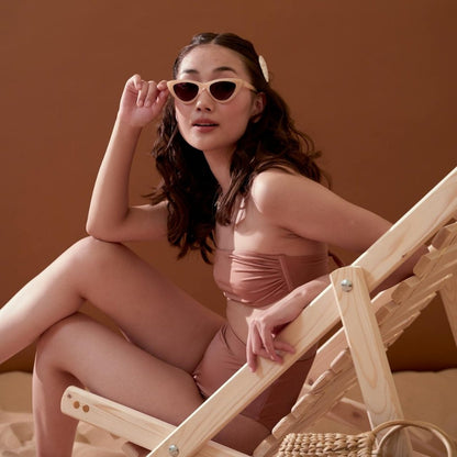 marron coco brown femme lunette fond papier