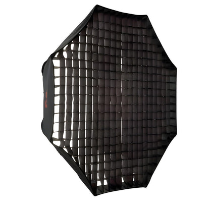 Octabox Falcon Eyes FER-OB de face, entièrement couverte de sa grille nid d'abeille noire