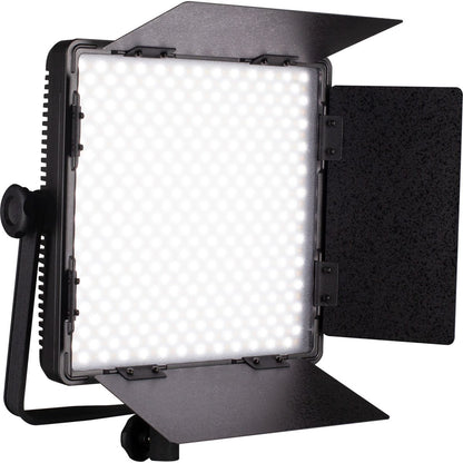 Panneau LED Nanlite 600CSA allumé, coupe-flux 4 volets ouvert et lyre de fixation