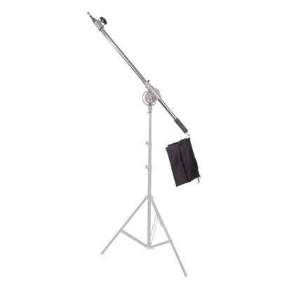 Perche StudioKing FBT-2200 inclinée sur un pied grisé, sac de contrepoids noir accroché à l'arrière